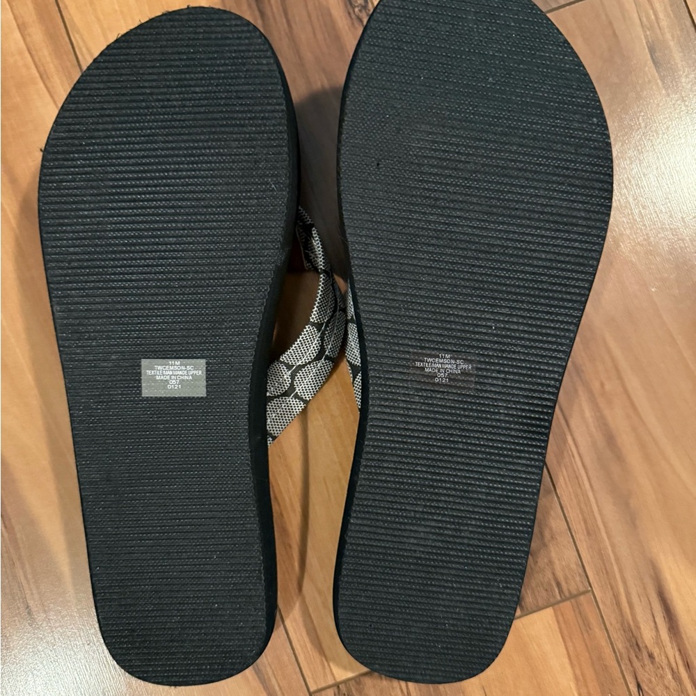 🩴 Tommy Hilfiger Flip Flops 🖤 Monogram & Faux Leather Detail – Size 11 - Picture 3 of 3